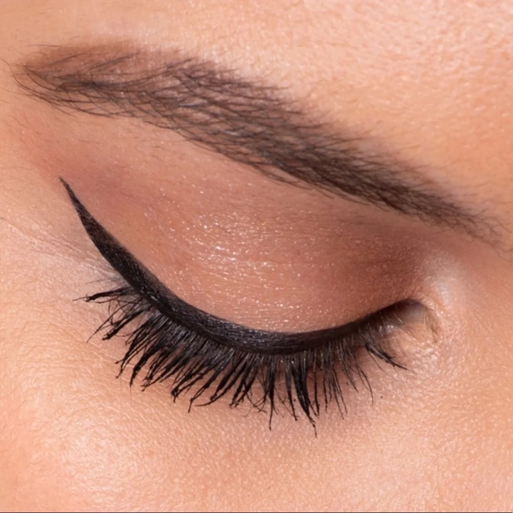 NEW Doucce Graphic Fierce & Fine Eyeliner Black